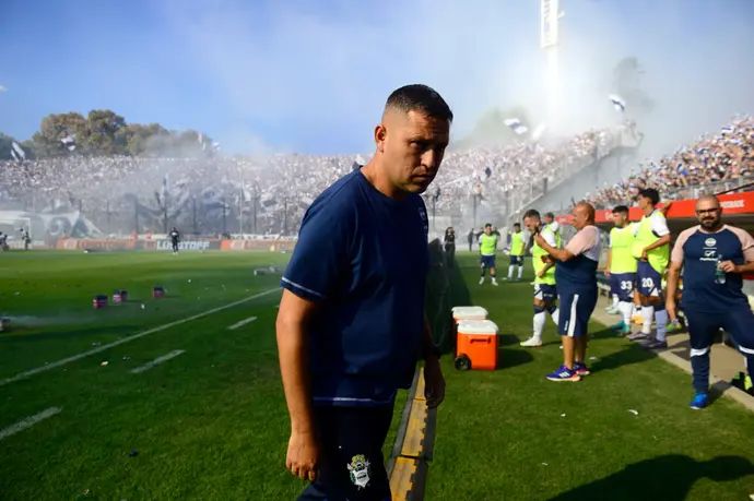 דייגו פלורס בימיו כמאמן חימנסיה לה פלאטה