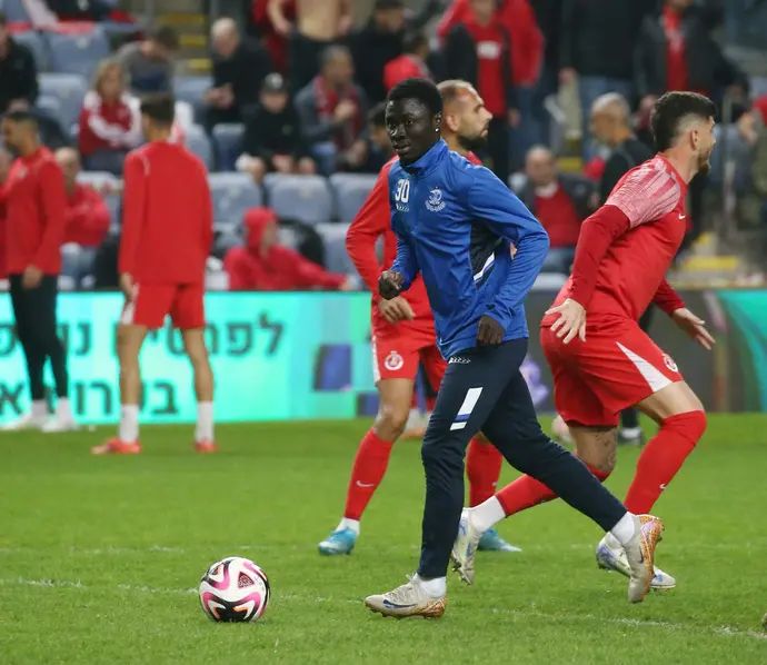 ז'וסלן טאבי שחקן הפועל פתח תקוה בחימום