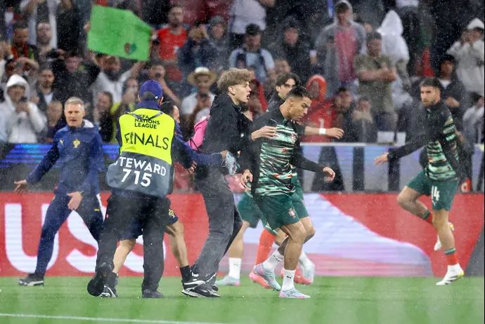 אוהד פורץ למגרש כדי להצטלם עם כריסטיאנו רונאלדו שחקן נבחרת פורטוגל