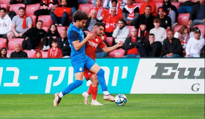 אמיר גנאח שחקן הפועל באר שבע מול רועי לוי שחקן מ.ס. אשדוד