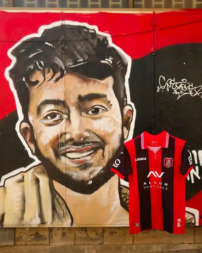 מדי שנת ה-100 של הפועל ירושלים לצד דיוקנו של הרש גולדברג-פולין ז"ל