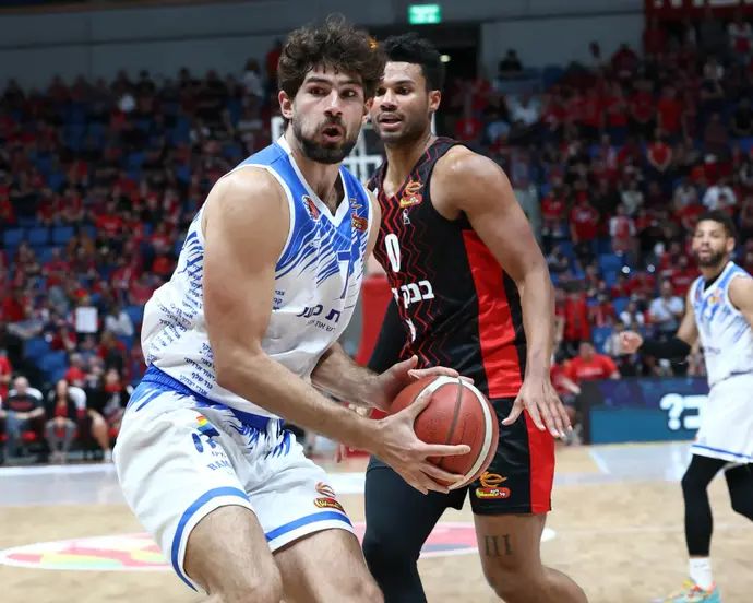 שחקן מכבי רמת גן יונתן אטיאס מול ג'סטין סמית' שחקן הפועל ירושלים