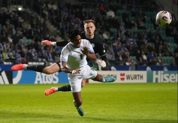 שחקן נבחרת ישראל, דור פרץ, ליד שוער נבחרת אסטוניה קרל היין