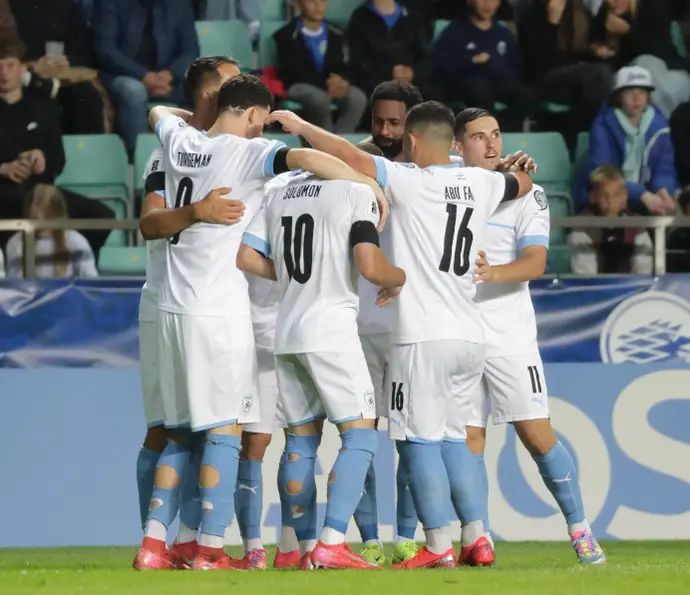 שחקני נבחרת ישראל חוגגים