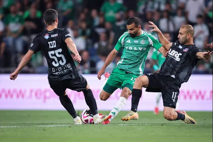 מחמוד ג'אבר שחקן מכבי חיפה בין דור חוגי, נאור סבג שחקני הפועל חיפה