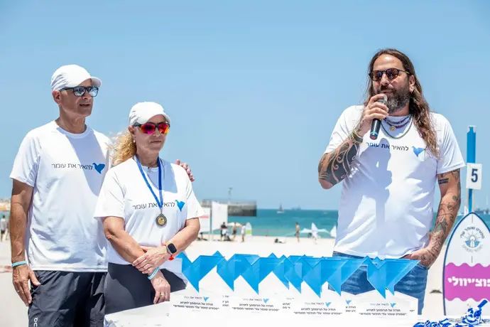 ציון מקנזי מחלק את הפרסים באירוע עם אילי ורון לב