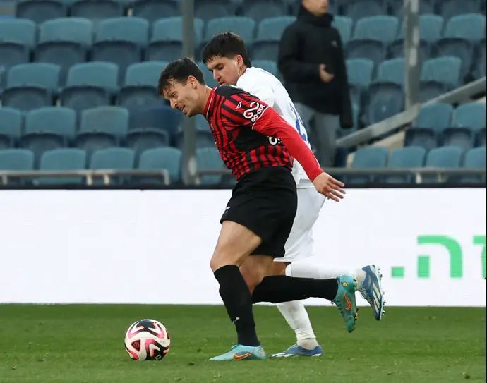 גיא בדש שחקן הפועל ירושלים לפני נדב נידם שחקן עירוני קרית שמונה