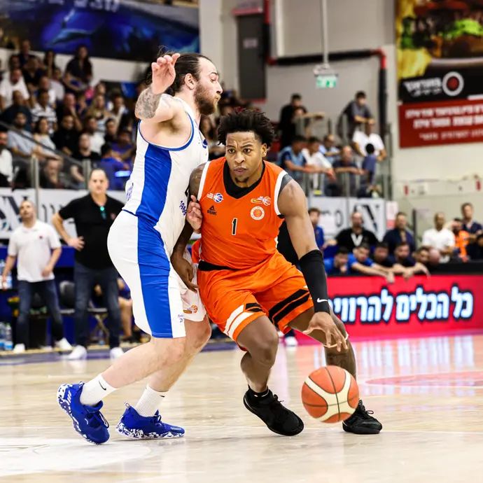 קווה גרנט שחקן מכבי ראשון לציון מול גולן גוט שחקן עירוני אילת