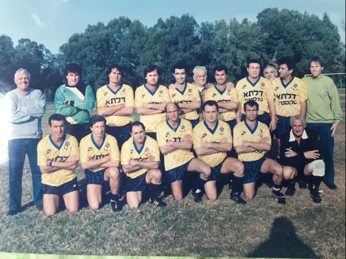 משה גולדנברג (כורע שני משמאל) בקבוצת הוותיקים של מכבי תל אביב בשנות ה-90