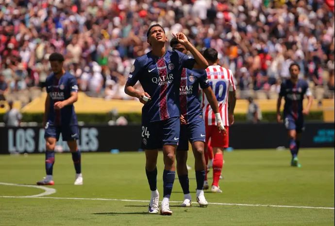 סני מאיולו שחקן פריז סן ז'רמן חוגג שער