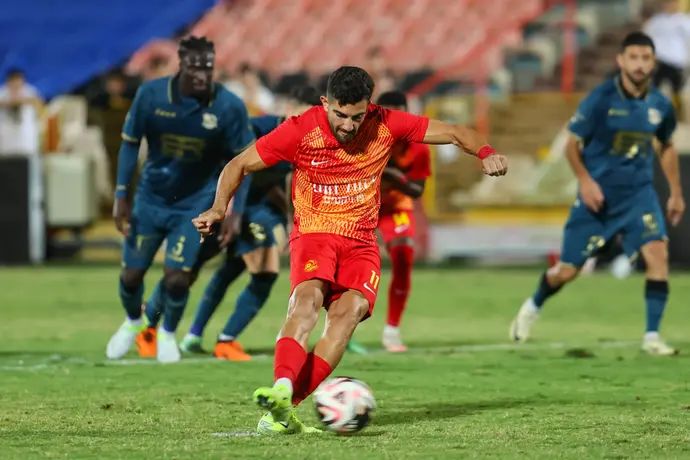 רועי לוי שחקן מ.ס. אשדוד בועט פנדל