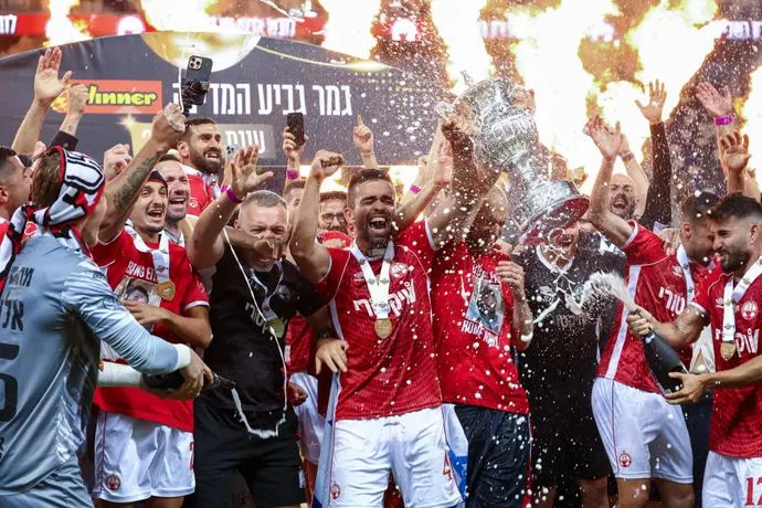 שורד השבי יאיר הורן מניף את גביע המדינה יחד עם מיגל ויטור קפטן הפועל באר שבע