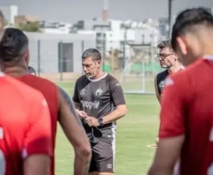 מאמן הפועל באר שבע, רן קוז'וך, באימון הפתיחה לקראת עונת 2025/26