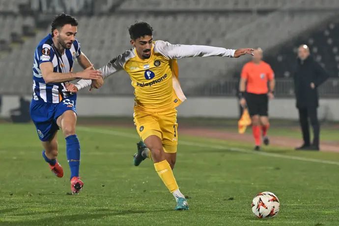 שחקן מכבי תל אביב, רוי רביבו, מול שחקן פורטו, ז'ואאו מריו