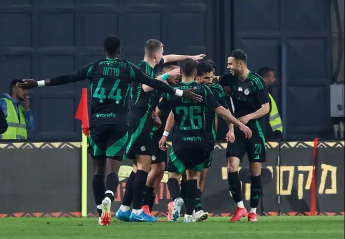 שחקני מכבי חיפה חוגגים