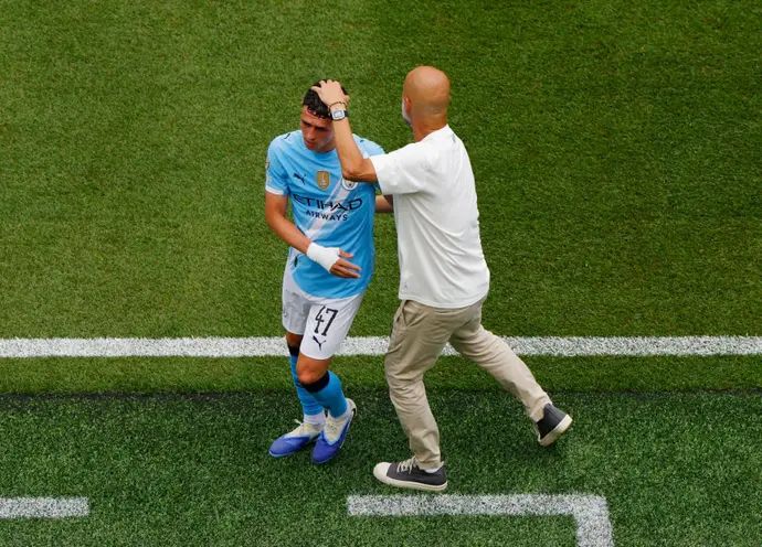 פיל פודן שחקן מנצ'סטר סיטי עם מאמנו פפ גווארדיולה