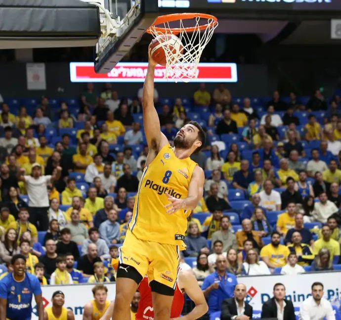 שחקן מכבי תל אביב רפי מנקו