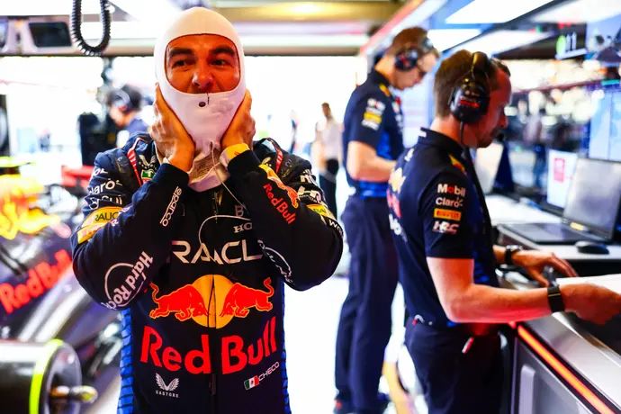 סרג׳יו פרז בהכנות למרוץ האחרון עם רד בול, אבו דאבי 2024. על אף שהביא ספונסרים כבדים נחתך מהקבוצה לפני סיום החוזה