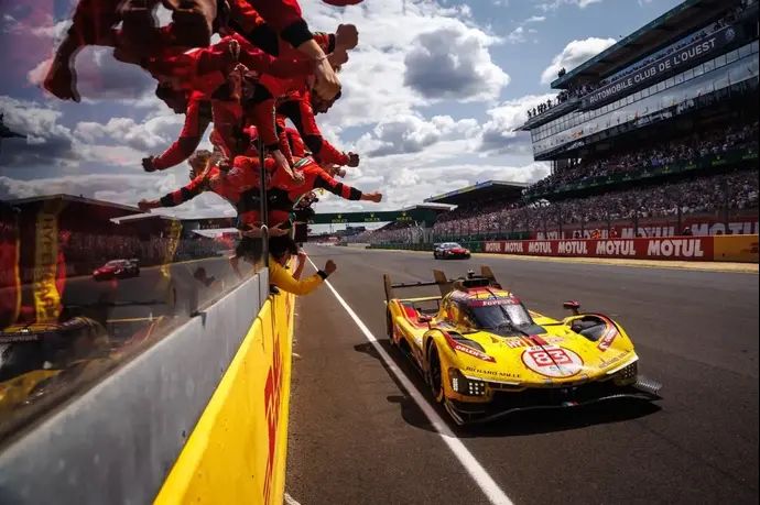 פרארי מס. 83 חוצה את קו הגמר ב-24 השעות של לה מאן. ניצחון ראשון בעשרות שנים לקבוצה חצי פרטית