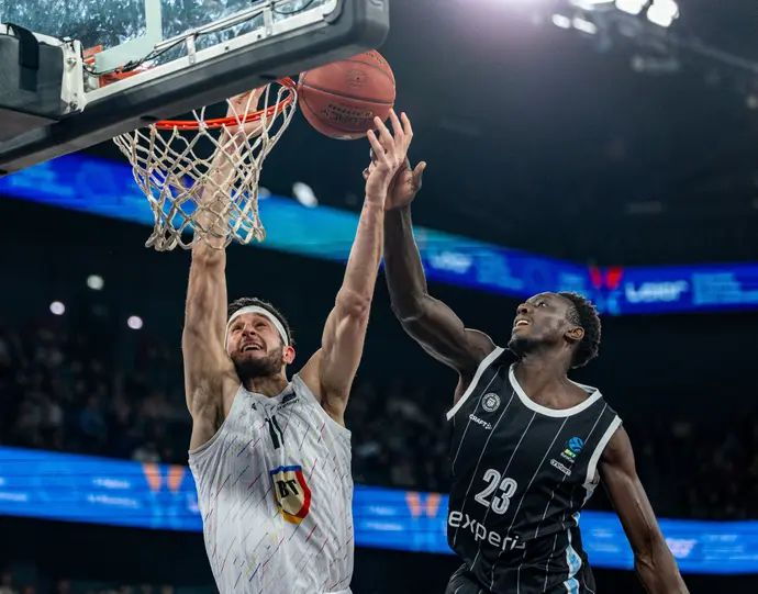 קור קוואט מול זאק הנקינס