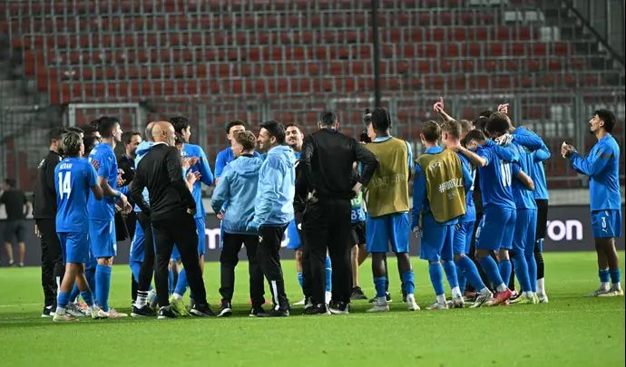 שחקני נבחרת ישראל חוגגים