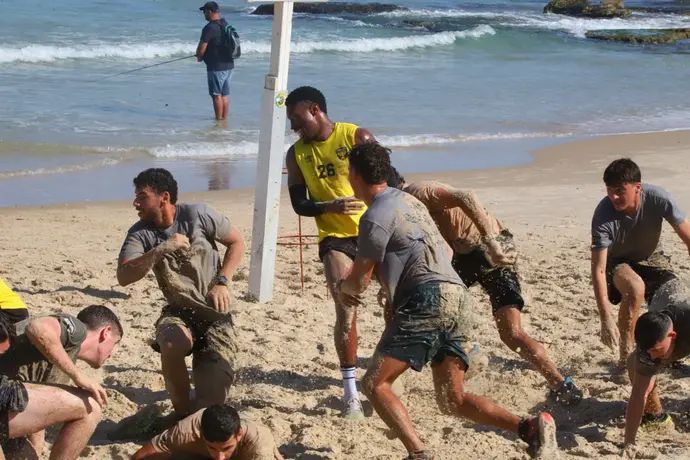 שחקני בית"ר ירושלים באימון בחוף הים בתל אביב