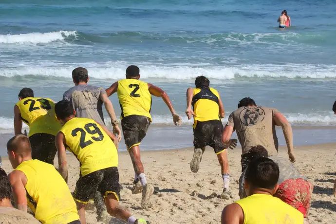 שחקני בית"ר ירושלים באימון בחוף הים בתל אביב