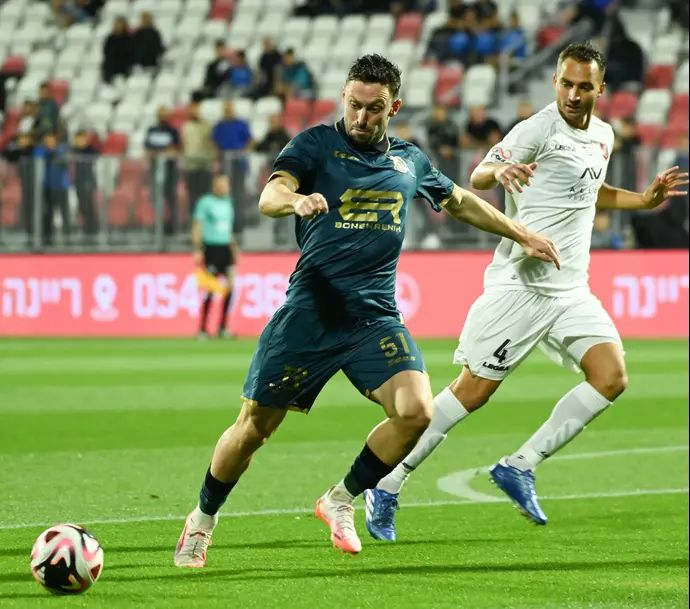 שחקן בני ריינה עומרי אלטמן לפני שחקן הפועל ירושלים עמית גלזר