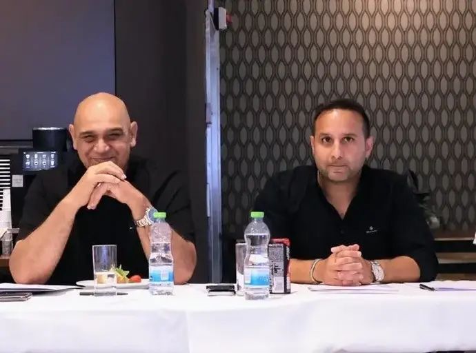 יו"ר איגוד הכדוריד עידן מזרחי (מימין)