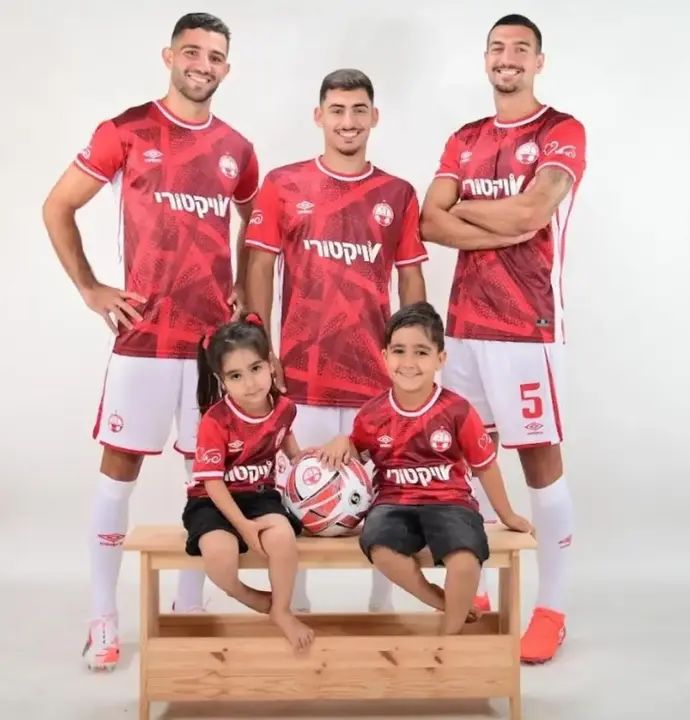 שחקני הפועל באר שבע אמיר גנאח, אור בלוריאן, רועי לוי עם המדים החדשים