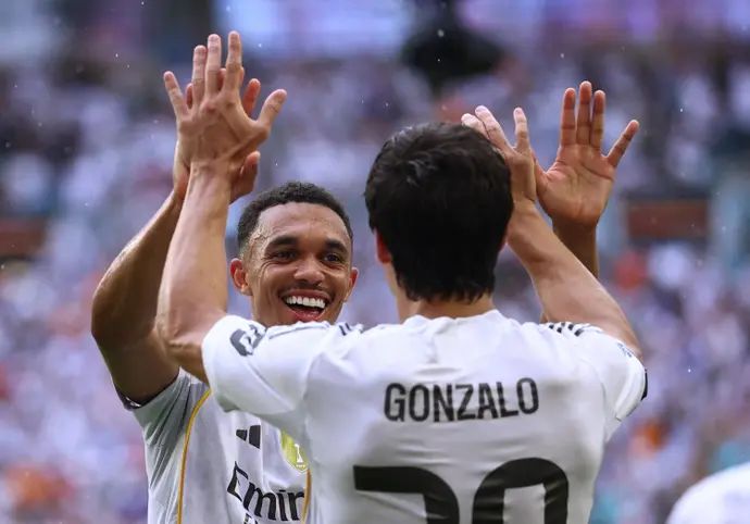 טרנט אלכסנדר-ארנולד עם גונסאלו גרסיה, שחקני ריאל מדריד