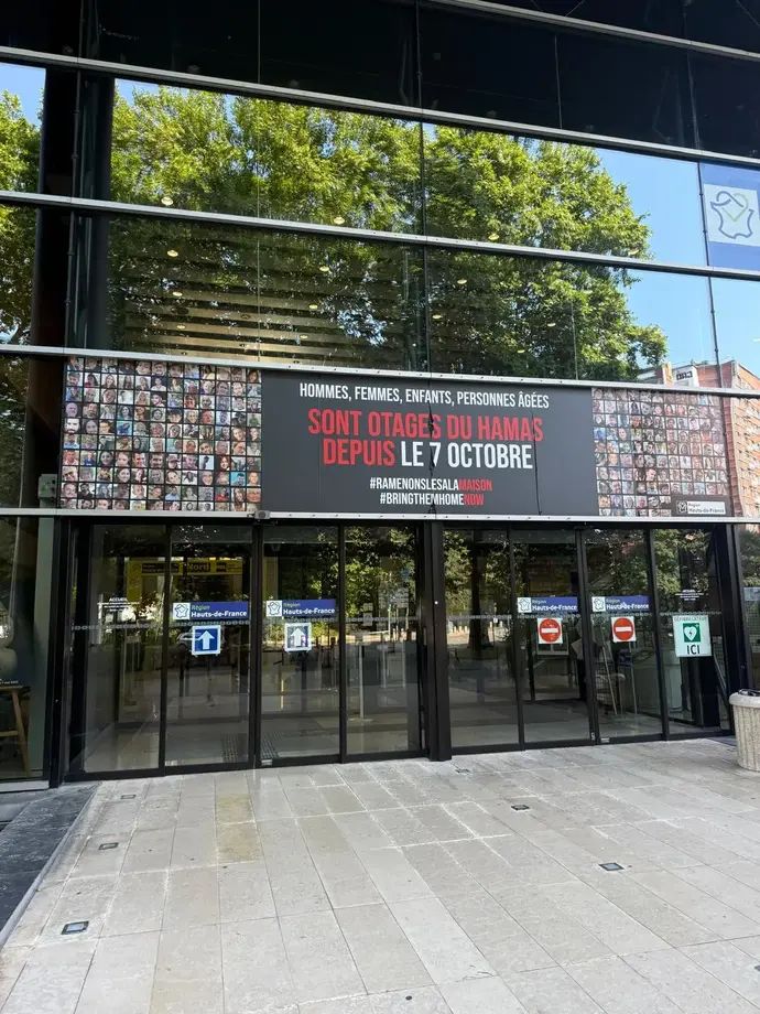 שער הכניסה לבניין המרכזי שמארח את ארגון הטור דה פראנס