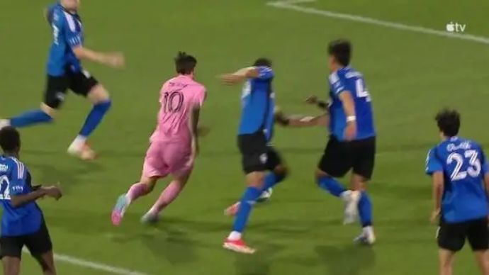ליאונל מסי גורם לשחקנים יריבים להתנגש זה בזה