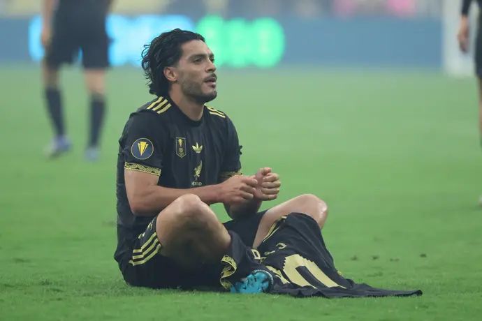 ראול חימנס, שחקן נבחרת מקסיקו, חוגג עם מחווה לזכר ז'וטה