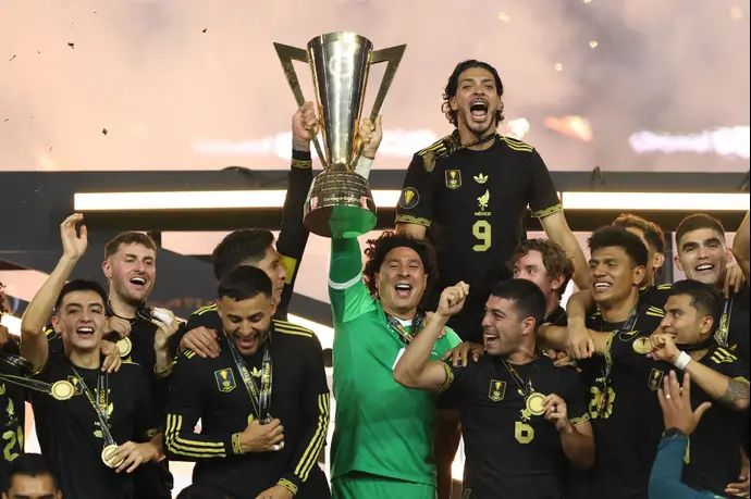 נבחרת מקסיקו חוגגת את הזכייה בגולד קאפ