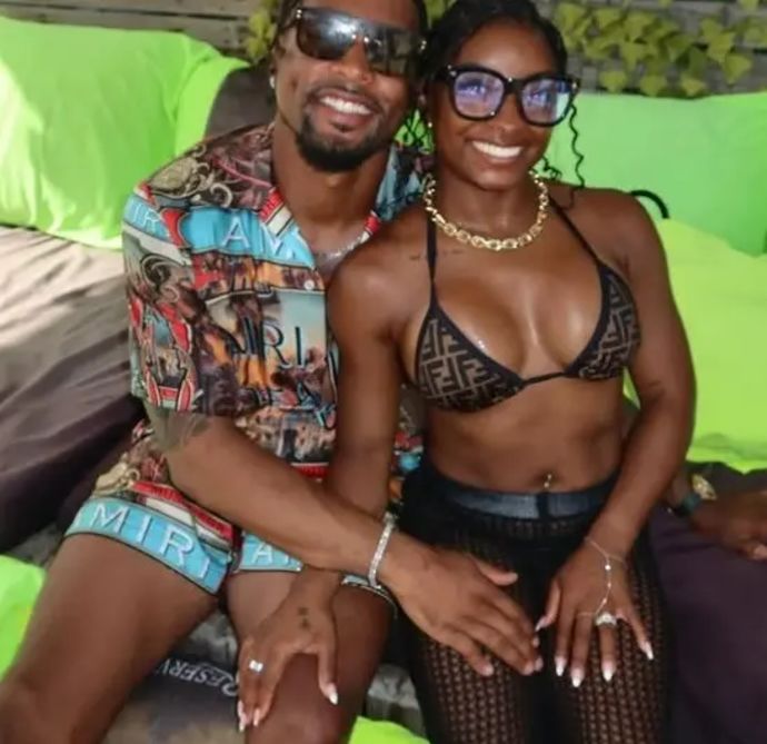 סימון ביילס עם בן זוגה, שחקן הפוטבול ג'ונתן אוונס