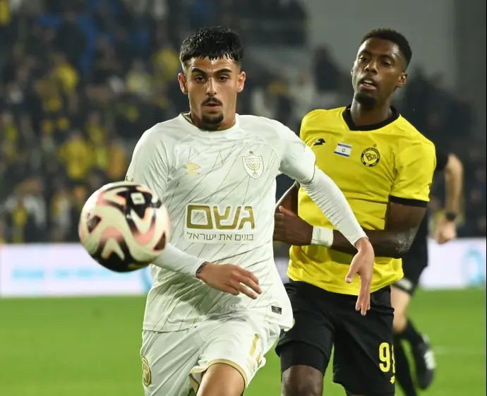 נהוראי דבוש שחקן בית"ר ירושלים לפני הרי טבארש שחקן מכבי נתניה