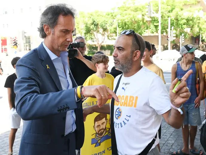 קלאודיו קולדבלה מנהל מקצועי מכבי תל אביב עם אחד מאנשי מכבי תל אביב