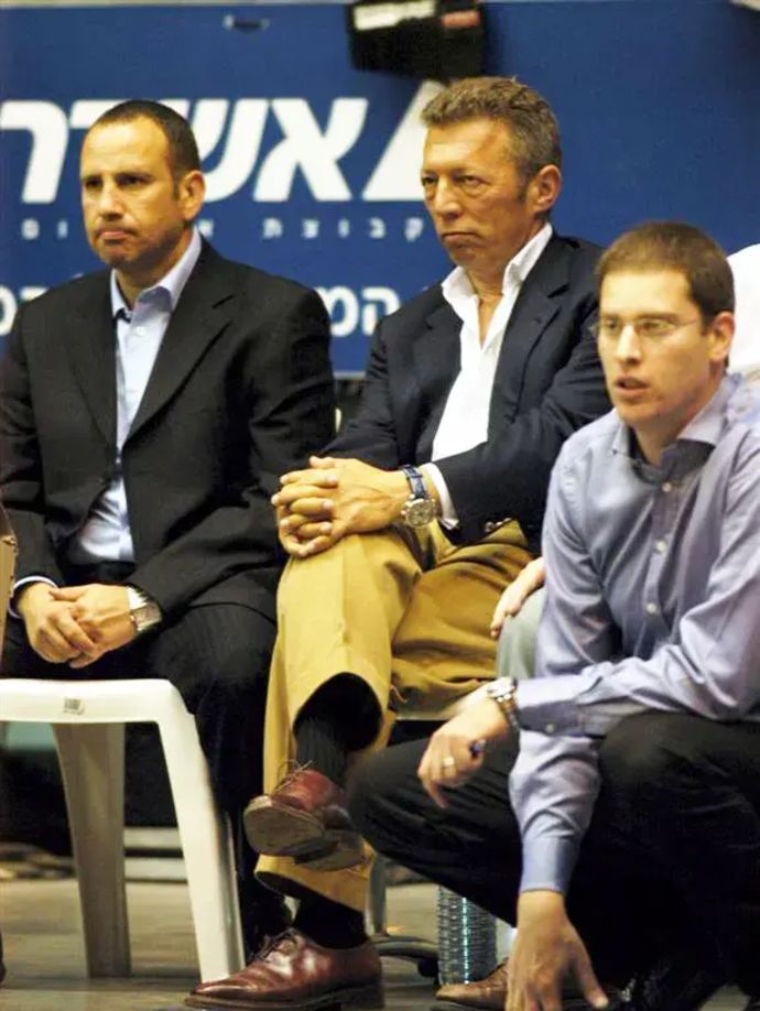 ארקדי גאידמק יושב עם דני קליין במשחק של הפועל ירושלים