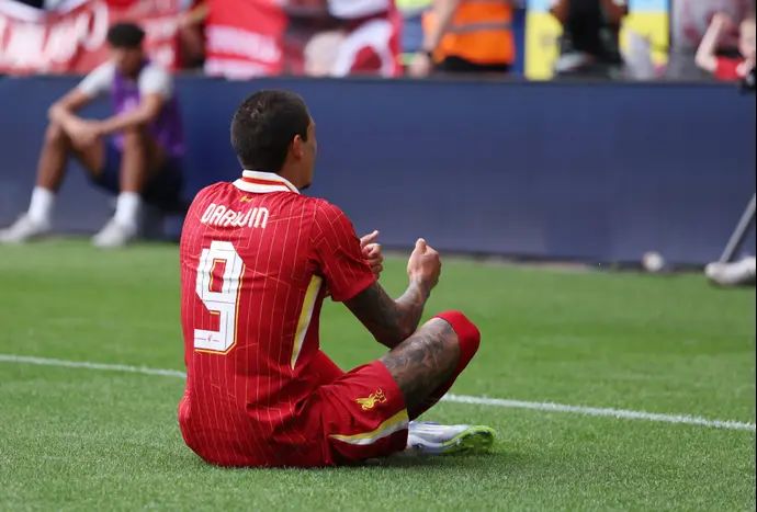 דרווין נונייס חוגג במחווה לדיוגו ז'וטה, ליברפול