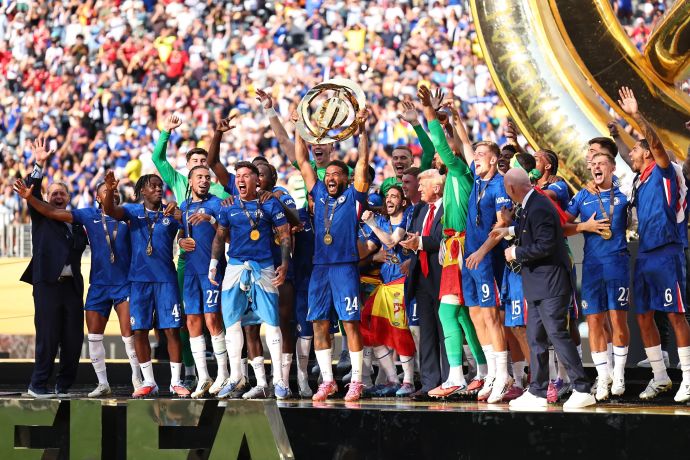 קפטן צ'לסי ריס ג'יימס מניף את גביע העולם למועדונים