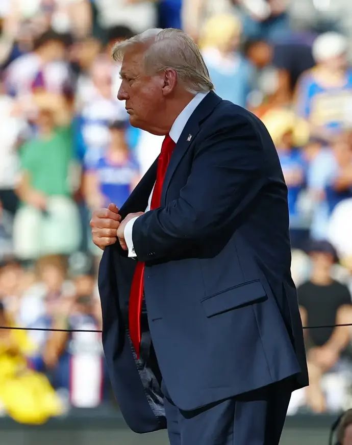 דונלד טראמפ נשיא ארה"ב מכניס מדליה לכיס, גביע העולם למועדונים