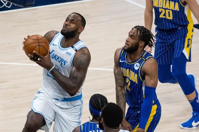 שחקן לוס אנג'לס לייקרס, לברון ג'יימס לפני שחקן אינדיאנה פייסרס אושיי בריסט