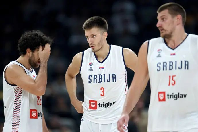 שחקני נבחרת סרביה ואסילייה מיציץ', פיליפ פטרושב, ניקולה יוקיץ'