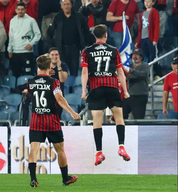 אוהד אלמגור שחקן הפועל ירושלים חוגג