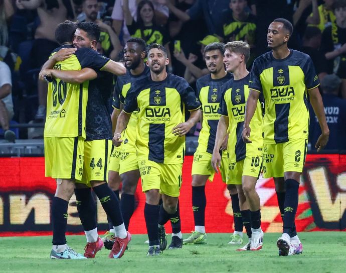 שחקני בית"ר ירושלים חוגגים