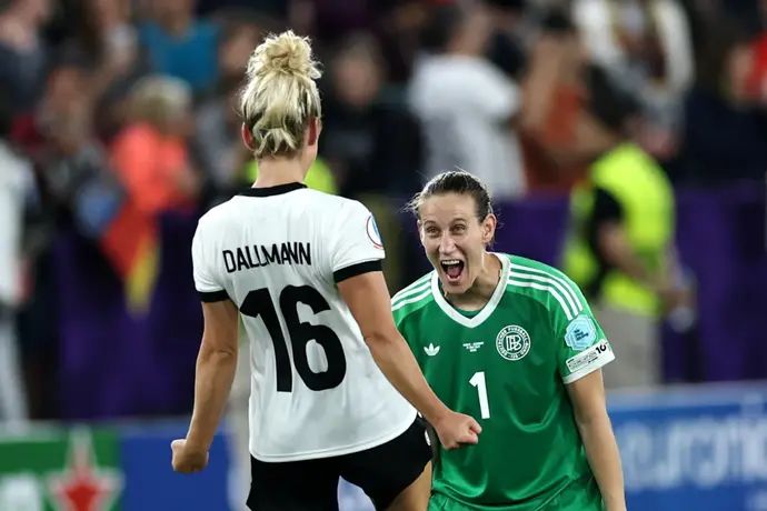 שוערת נבחרת גרמניה אן-קתרין ברגר חוגגת