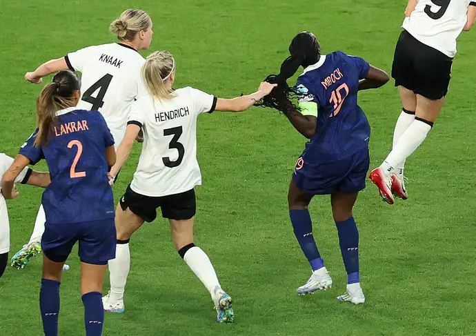 שחקנית נבחרת גרמניה מורחקת מול צרפת אחרי שמשכה ליריבתה בשיער ברחבה