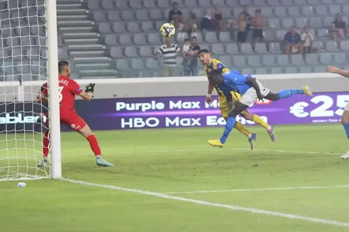 שחקן מכבי תל אביב, אלעד מדמון, נוגח את שער השוויון מול פאפוס