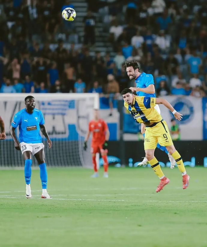 שחקן מכבי תל אביב דור תורג'מן מול שחקן פאפוס דויד גולדאר. ברקע דריק לוקאסן